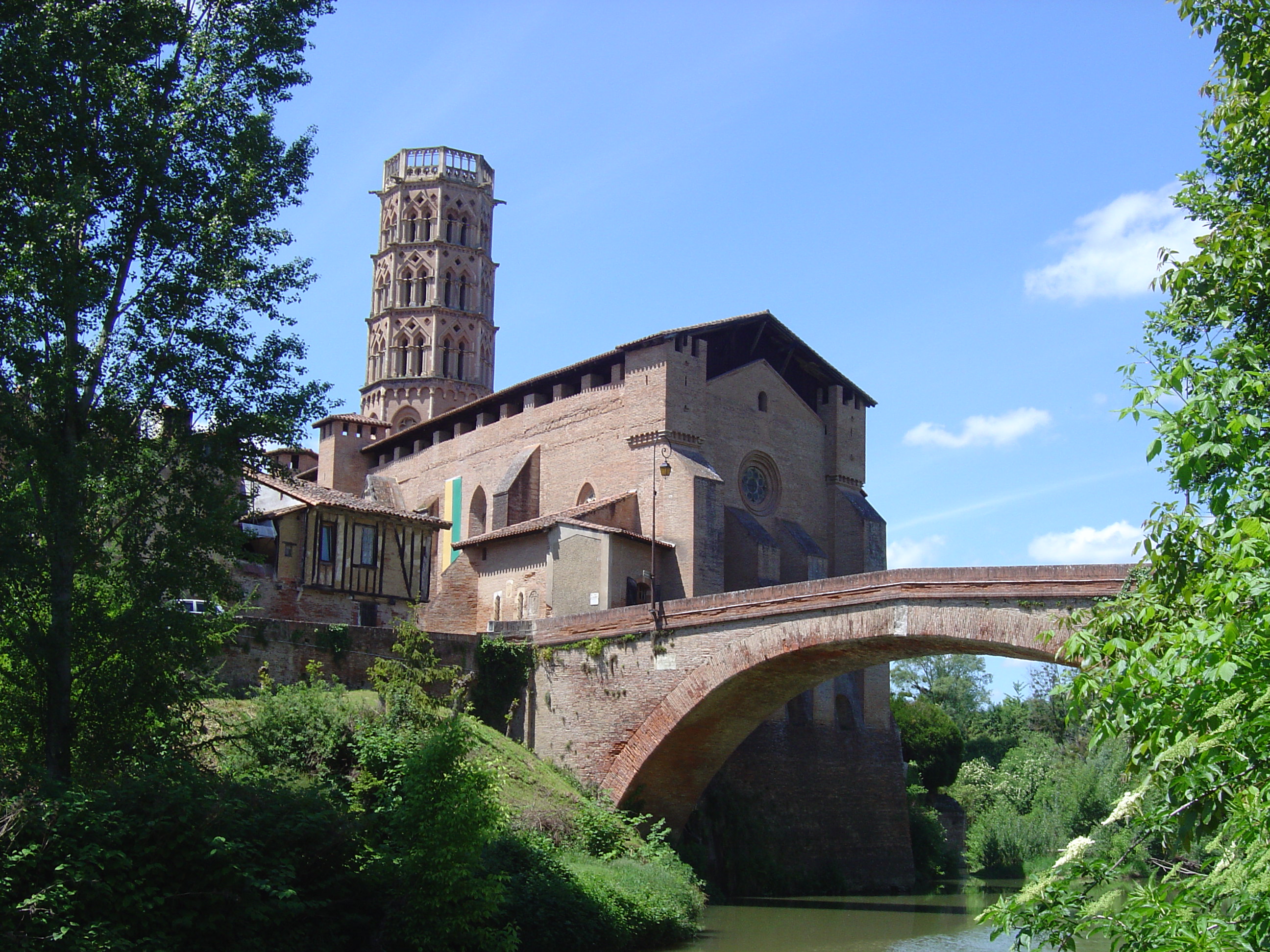 Le pont Lajous et la Cathédrale de Rieux-Volvestre.